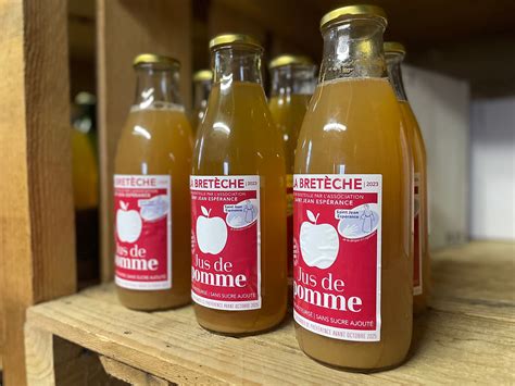 Bouteilles de jus de pomme maison