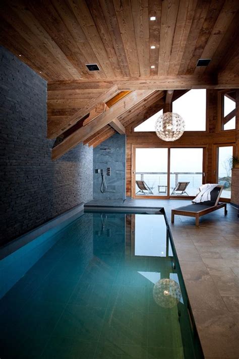 Image d'un chalet de luxe avec piscine intérieure