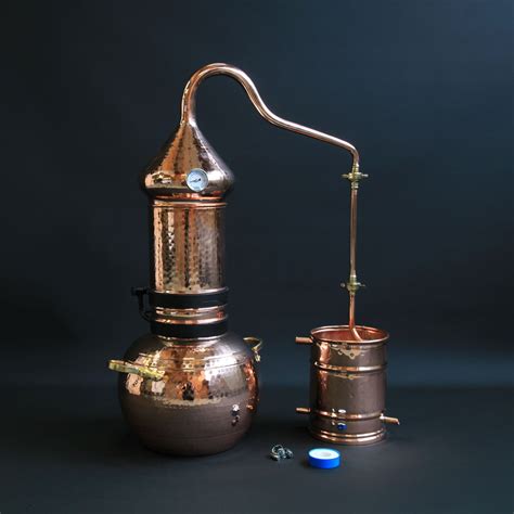 Photo d'un alambic moderne en acier inoxydable en fonctionnement