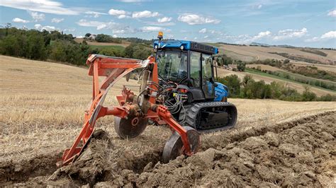 Tracteur à chenilles Staub au travail sur un terrain accidenté