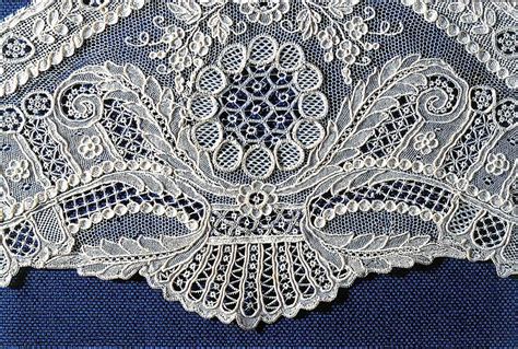 dentelle d'Alençon motifs floraux