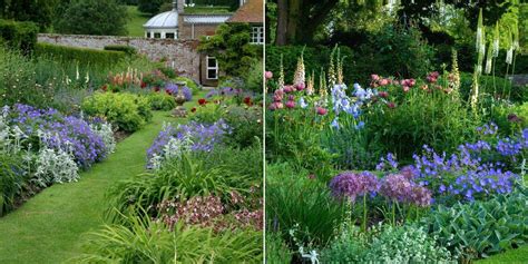 Photo d'un jardin anglais typique avec des massifs de fleurs et des allées sinueuses