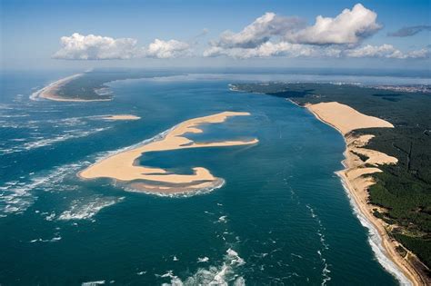 Vue aérienne de la Dune du Pilat avec le bassin d'Arcachon