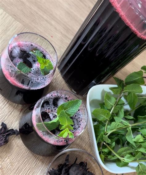 Bissap au gingembre dans des verres transparents