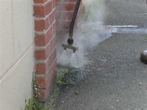 Image illustrant un désherbeur thermique à eau chaude en action