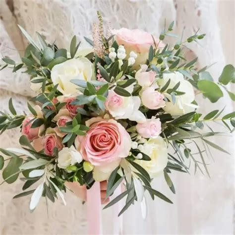 Bouquet de mariée rose poudré avec des touches de lierre