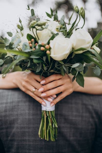 Mariée tenant délicatement son bouquet