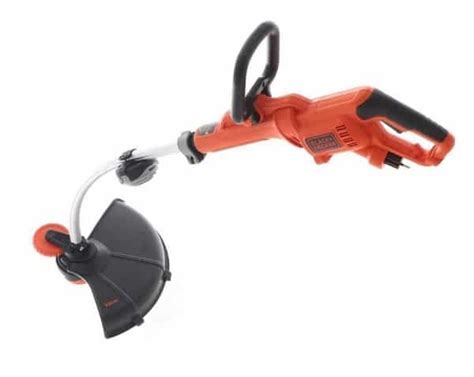 Image d'une débroussailleuse Black & Decker en action