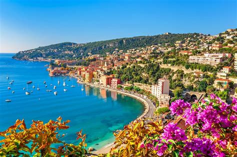 Paysage fleuri de la Côte d'Azur