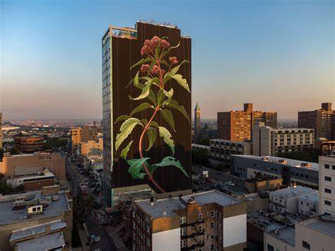 Fresque murale géante de Mona Caron représentant une herbe folle