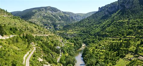 Paysage de la Lozère avec ses montagnes et rivières