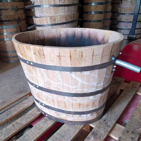 Comporte de vendange en bois remplie de raisins