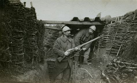 Photos d'époque de soldats de la Première Guerre Mondiale dans les tranchées