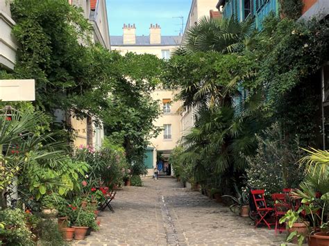 Maison turquoise avec frise d'éléphants dans la Cité du Figuier