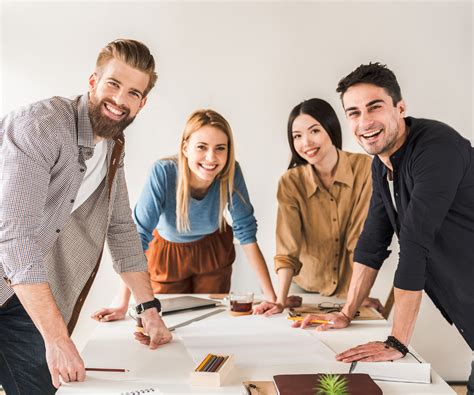Photo d'un groupe en atelier pratique de taille sur le terrain