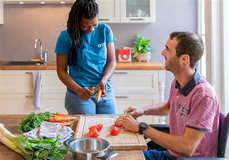 Personne discutant avec un professionnel à domicile