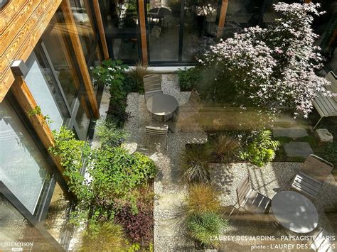 Aménagement paysager d'un jardin japonais miniature sur un balcon
