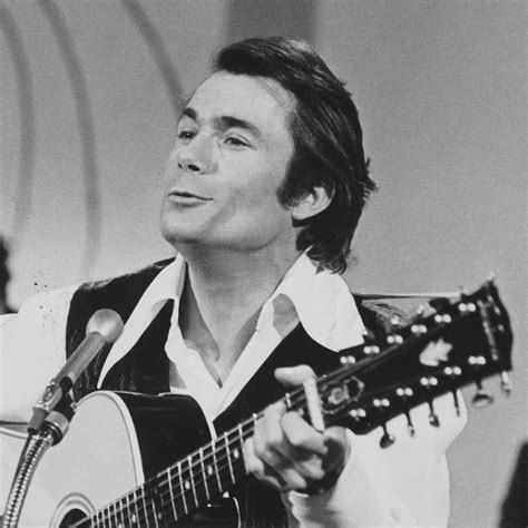 Jeune Alain Barrière avec sa guitare