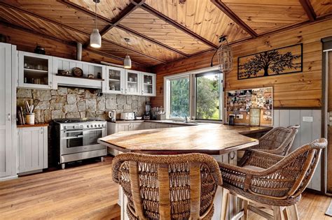 Intérieur d'un gîte rénové avec des éléments rustiques