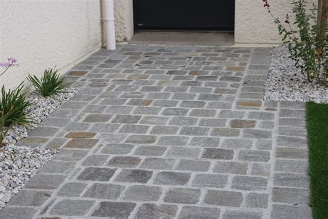 Installation d'un revêtement en pavés pour une allée