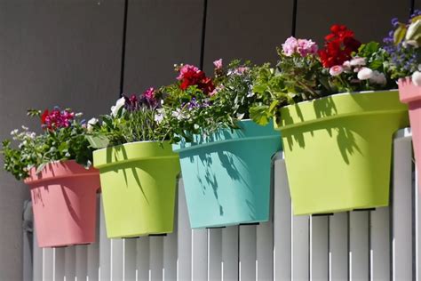 Schéma des différentes options d'installation de jardinières de balcon