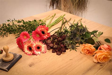 Préparation de fleurs fraîches en atelier