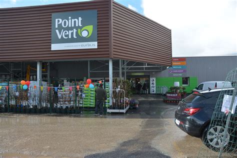 Photo d'un magasin Point Vert avec un étal de produits locaux