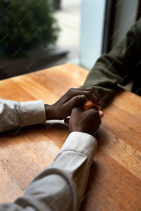 Mains se tenant en signe de soutien
