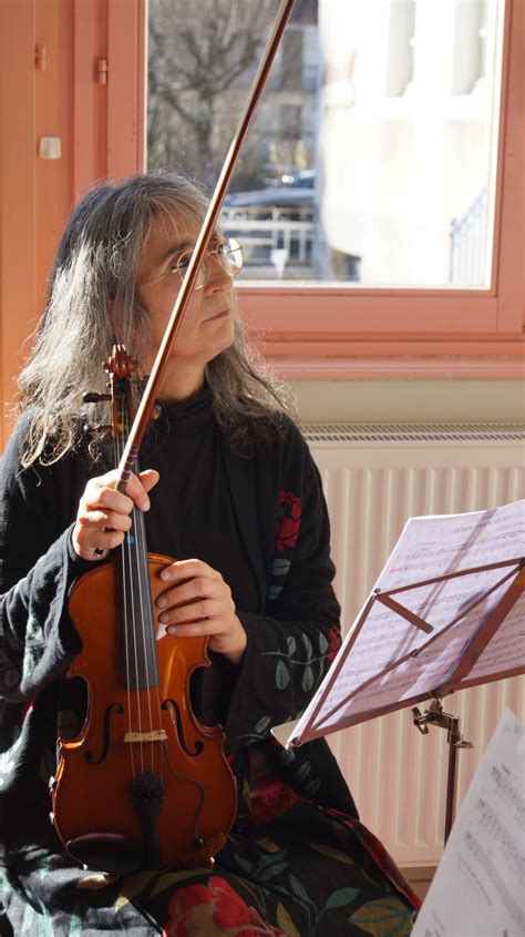 Professeur de violon enseignant à un élève