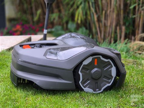 Husqvarna Automower 410XE Nera avec coupe-bordure en action
