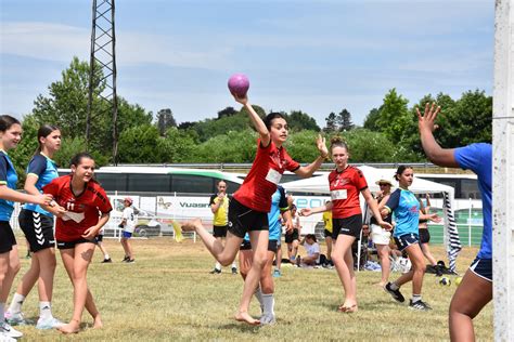 Public et joueurs lors d'un tournoi de handball sur herbe
