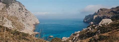 Grimpeur sur une dalle calcaire face à la mer Méditerranée