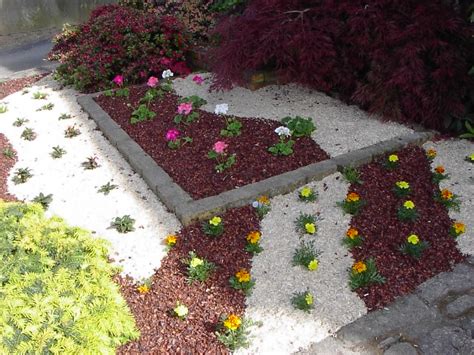 Photo de massifs de plantes avec paillage minéral décoratif