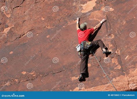 Grimpeur sur un bloc de grès