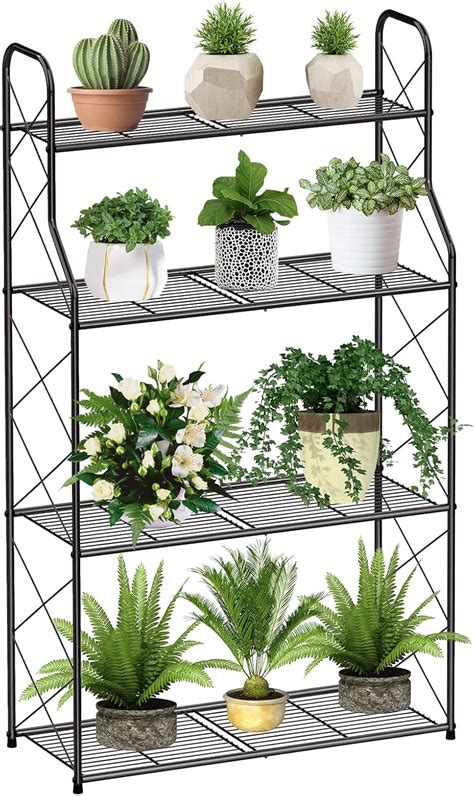 Étagères métalliques chargées de pots de plantes à l'intérieur d'une serre