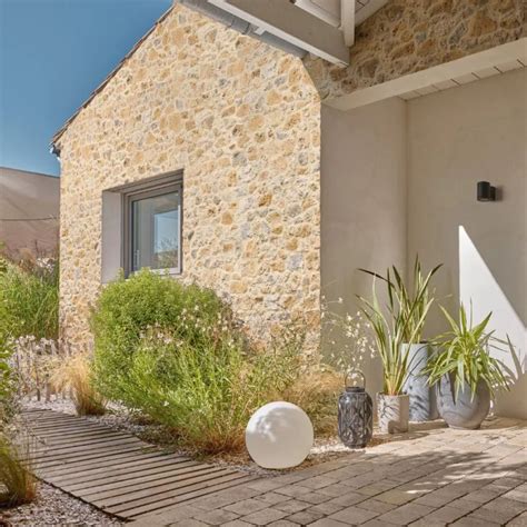 Façade en pierre d'un gîte rural