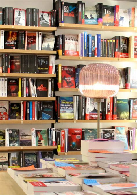 Rayons de livres dans une librairie de Bécherel