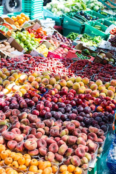 Fruits d'été sur un étal