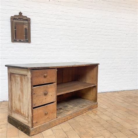 Mobilier ancien en bois précieux dans une demeure de caractère