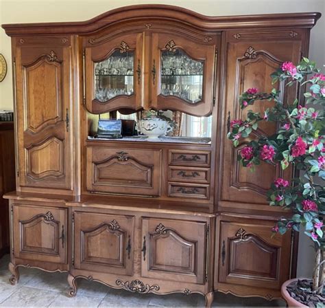 Détail de moulures sur un buffet vaisselier en merisier