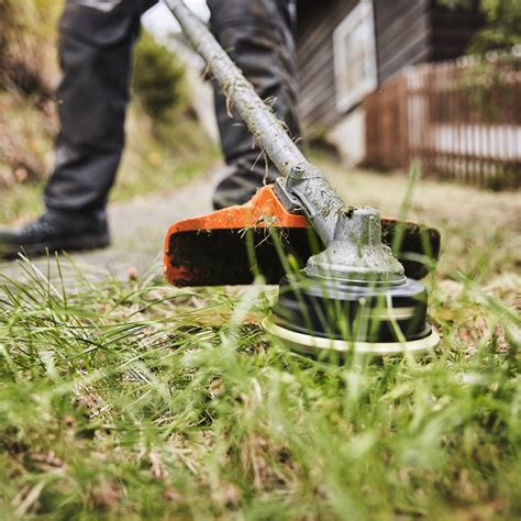 Débroussailleuse CombiSystème STIHL en action pour des finitions précises