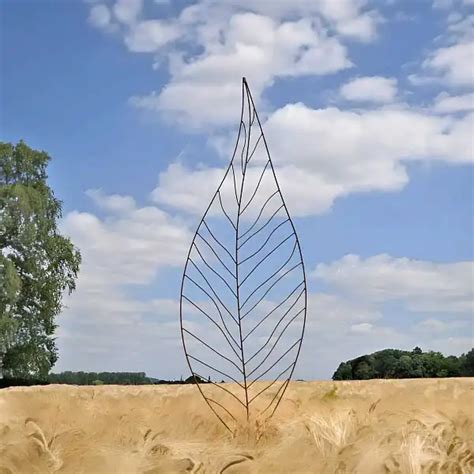 Tuteur acier brut rouillé dans un jardin