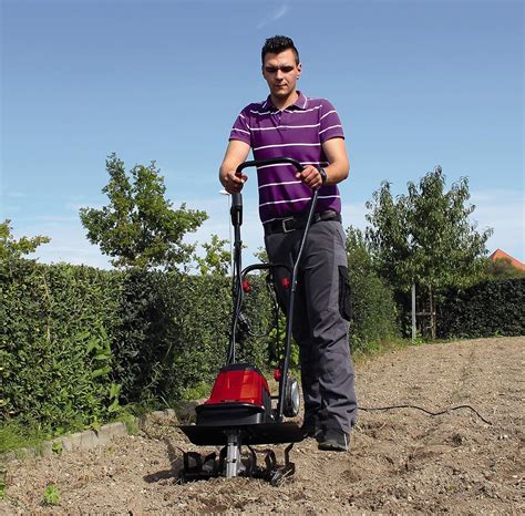 Motobineuse électrique SKIL en action dans un jardin