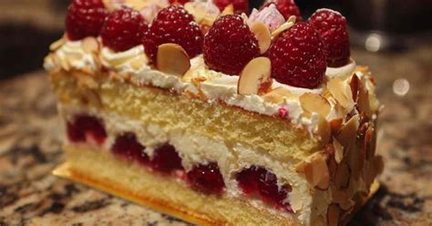 Détail d'une part de framboisier avec ses couches de crème et fruits