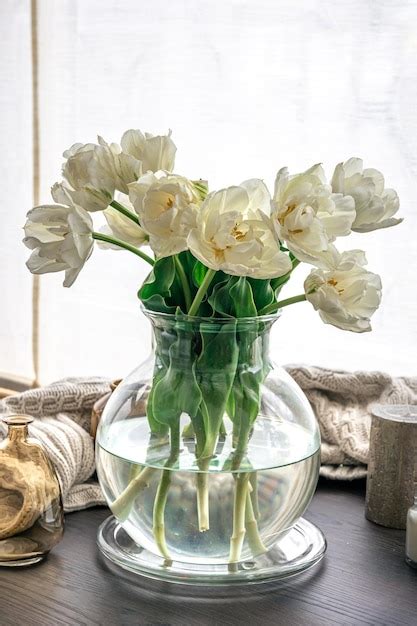 Composition artistique de tulipes coupées dans un vase en verre