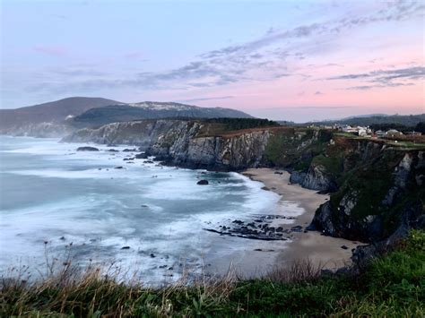 Paysage côtier sauvage en Galice avec vue sur les falaises et l'océan