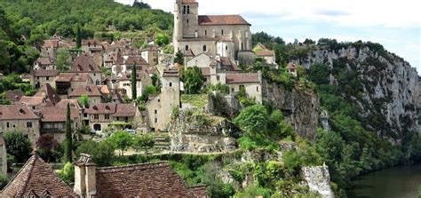 Paysage rural typique du Quercy entourant le village de Molières