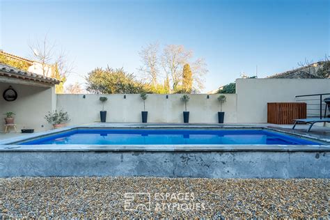 Maison de village avec jardin clôturé et piscine