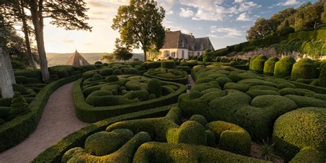 Des topiaires aux formes complexes dans les jardins de Marqueyssac