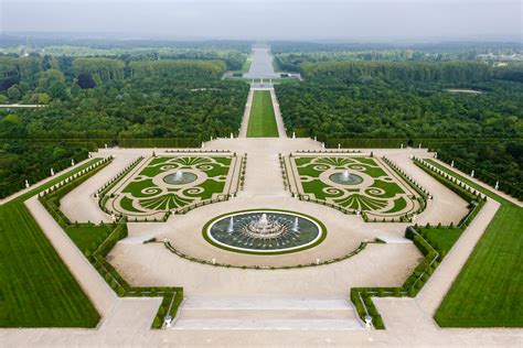 Jardinier d'art travaillant dans les jardins du château de Versailles
